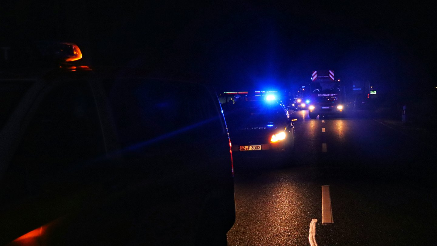 Rendőrautó és tűzoltóautó éjszakai vészhelyzetben.